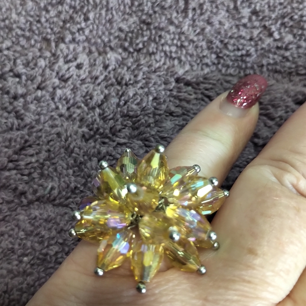 💍Gold acrylic flower ring with dangling beads💍